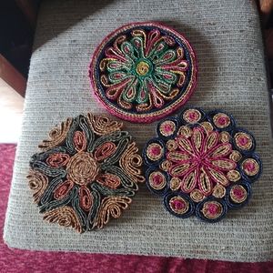 VINTAGE SET OF THREE ASSORTED  STRAW KITCHEN POT HOLDERS/ TRIVETS.